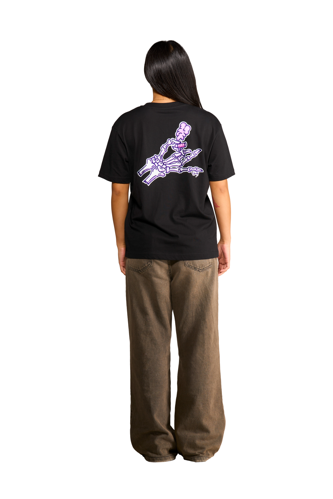 T-shirt nera con stampa spooky factory a forma di sigaretta indossata dalla modella vista dal retro.