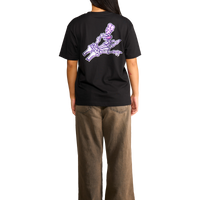 T-shirt nera con stampa spooky factory a forma di sigaretta indossata dalla modella vista dal retro.