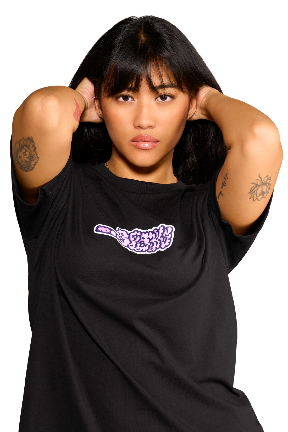 Dettaglio della T-shirt nera con stampa spooky factory a forma di sigaretta indossata dalla modella. 