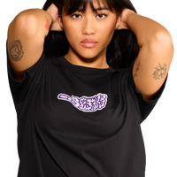 Dettaglio della T-shirt nera con stampa spooky factory a forma di sigaretta indossata dalla modella. 