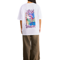 Modella che indossa la t-shirt “First Kiss” con stampa bubblegum sul davanti vista dal retro