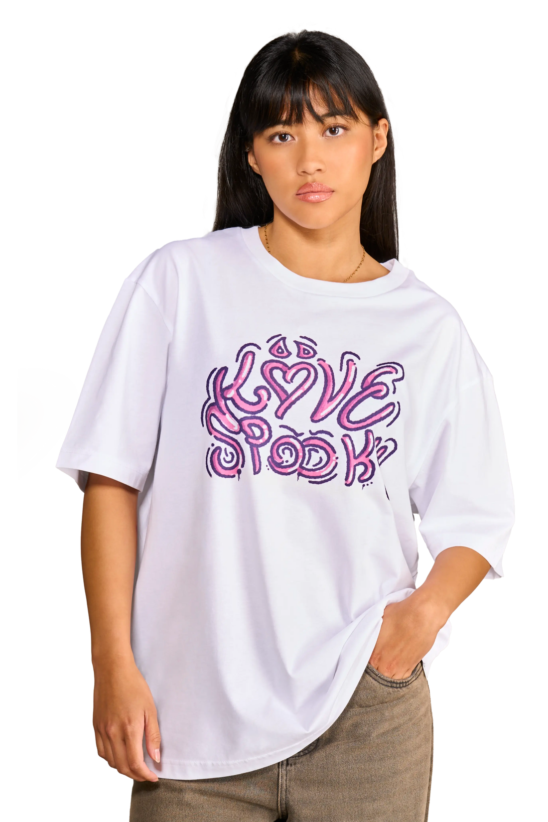 Dettaglio della t-shirt “First Kiss” con stampa bubblegum sul davanti