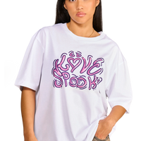 Dettaglio della t-shirt “First Kiss” con stampa bubblegum sul davanti