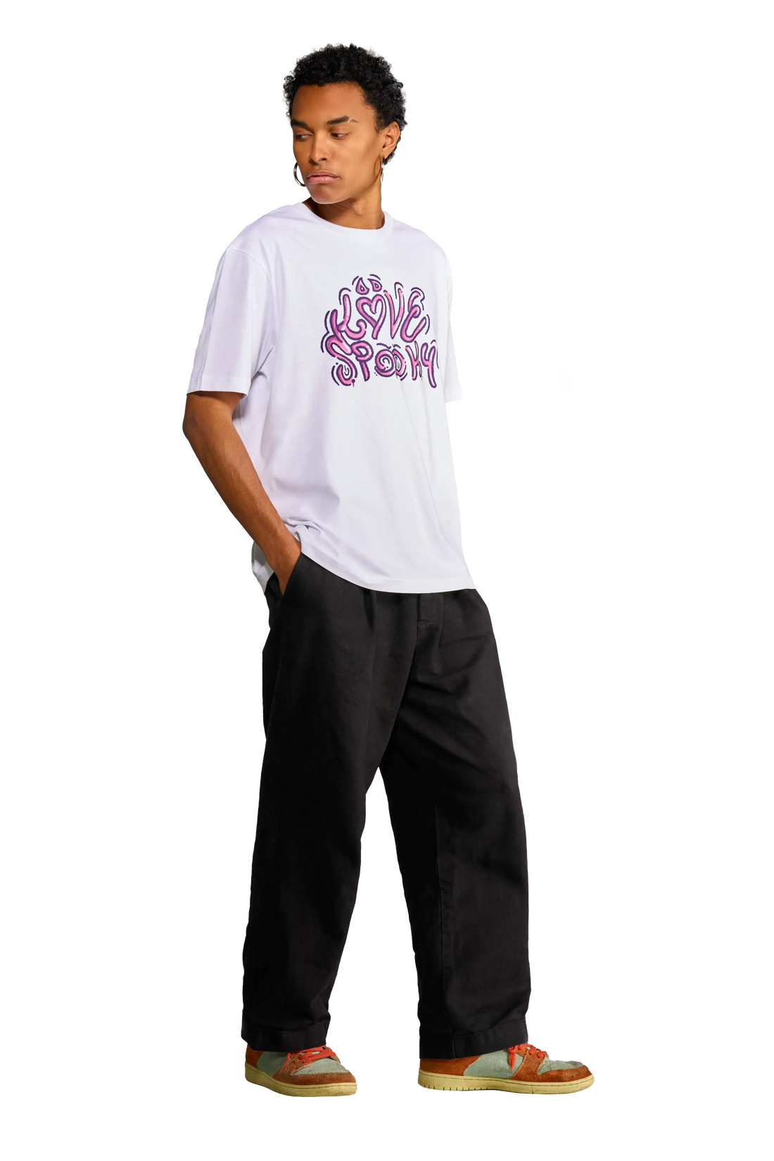 Modello che indossa la t-shirt “First Kiss” con stampa bubblegum sul davanti