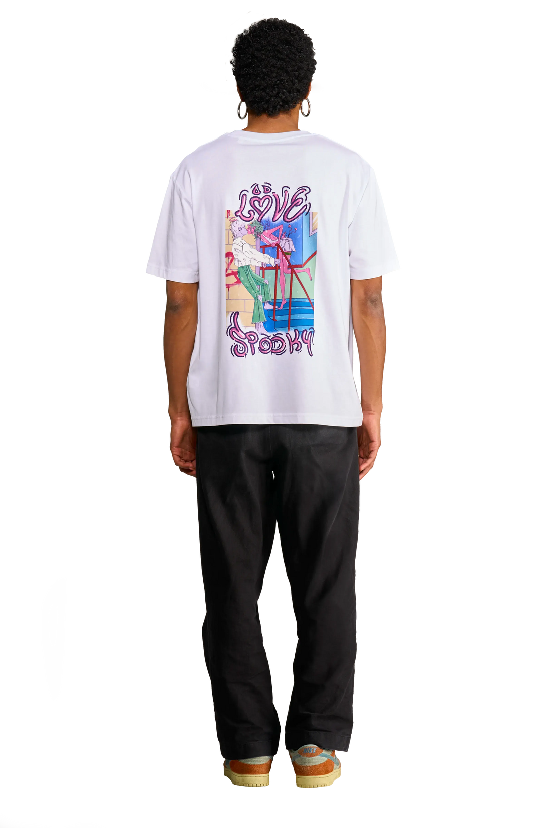 Modello che indossa la t-shirt “First Kiss” con stampa bubblegum sul davanti visto dal retro