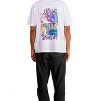 Modello che indossa la t-shirt “First Kiss” con stampa bubblegum sul davanti visto dal retro