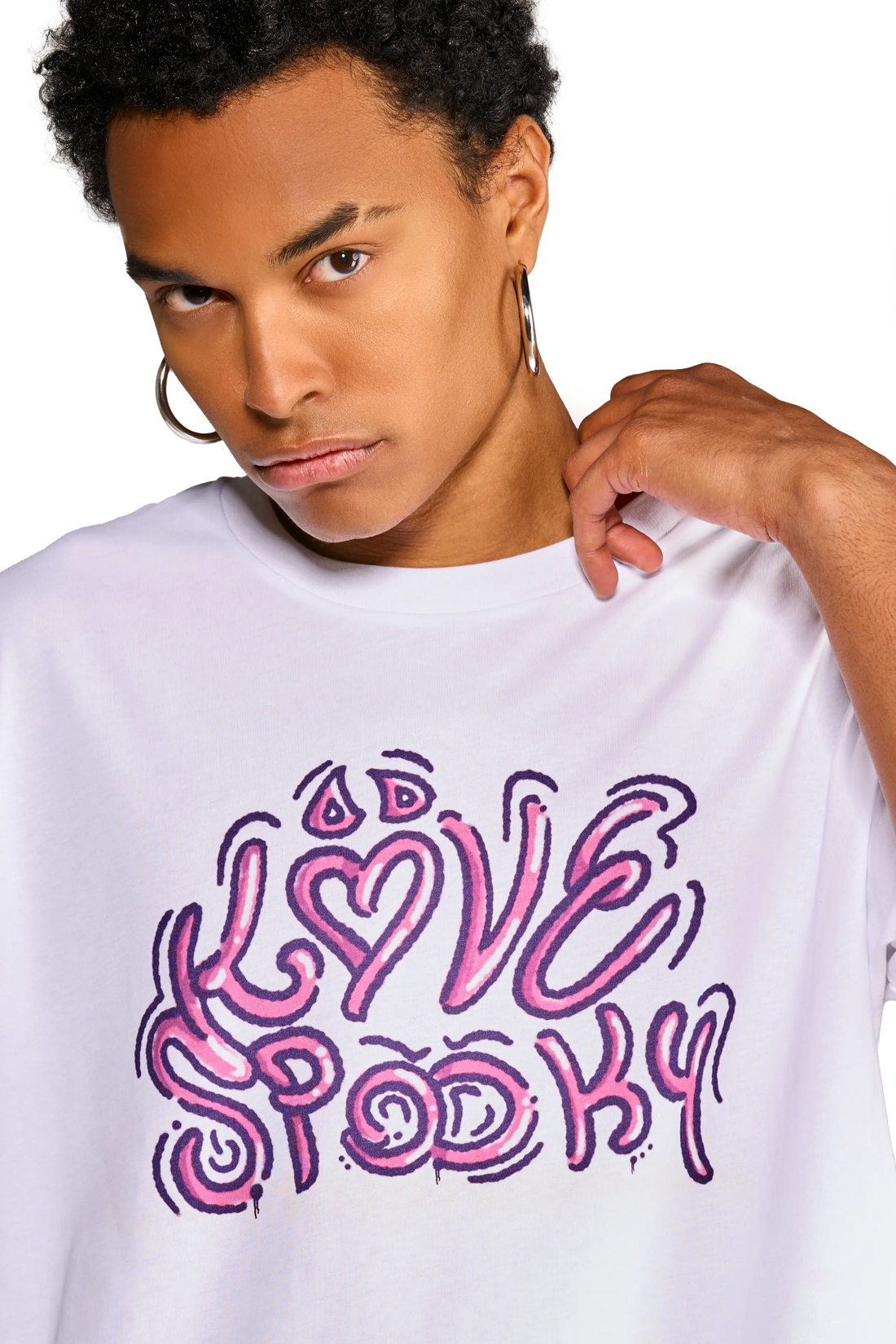 Dettaglio del Modello che indossa la t-shirt “First Kiss” con stampa bubblegum sul davanti