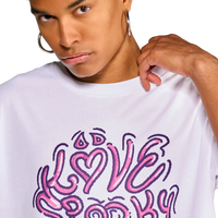 Dettaglio del Modello che indossa la t-shirt “First Kiss” con stampa bubblegum sul davanti