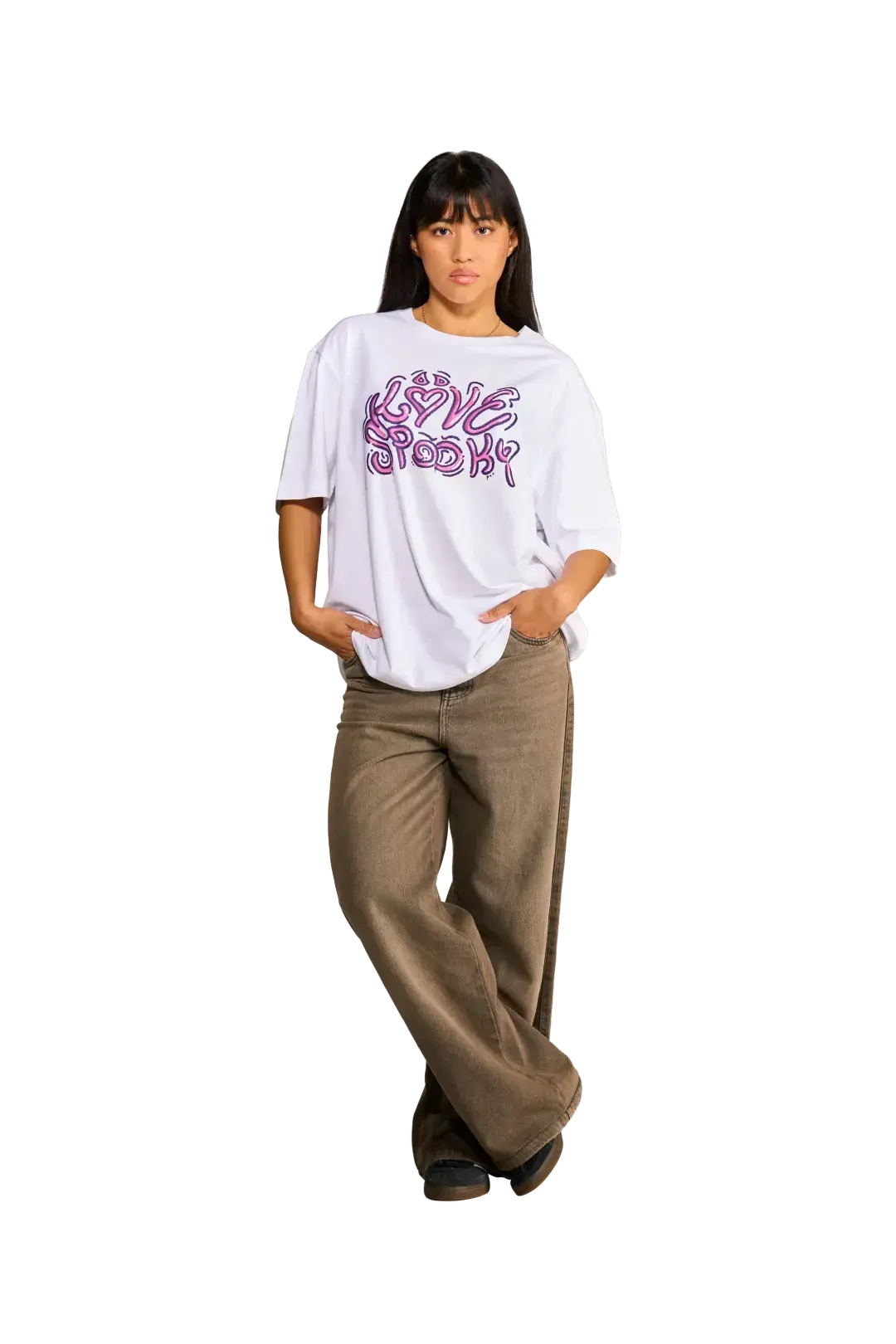 Modella che indossa la t-shirt “First Kiss” con stampa bubblegum sul davanti