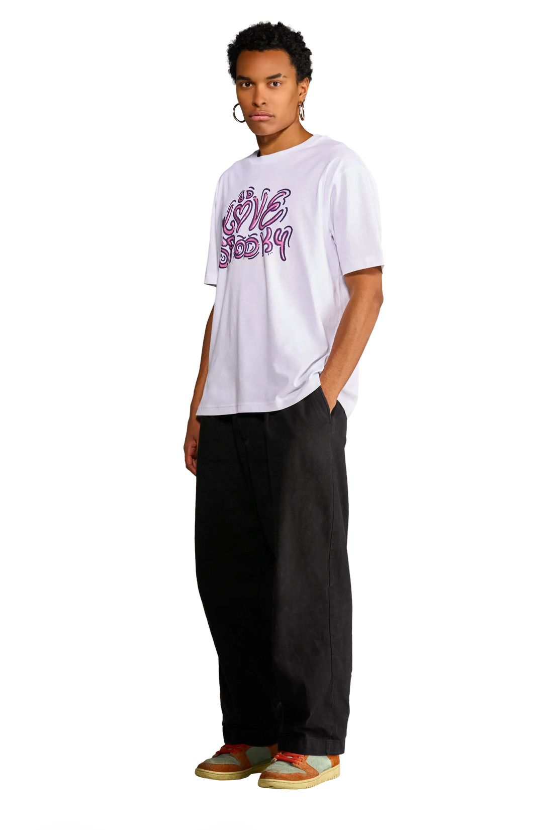 Modello che indossa la t-shirt “First Kiss” con stampa bubblegum sul davanti, visto di lato