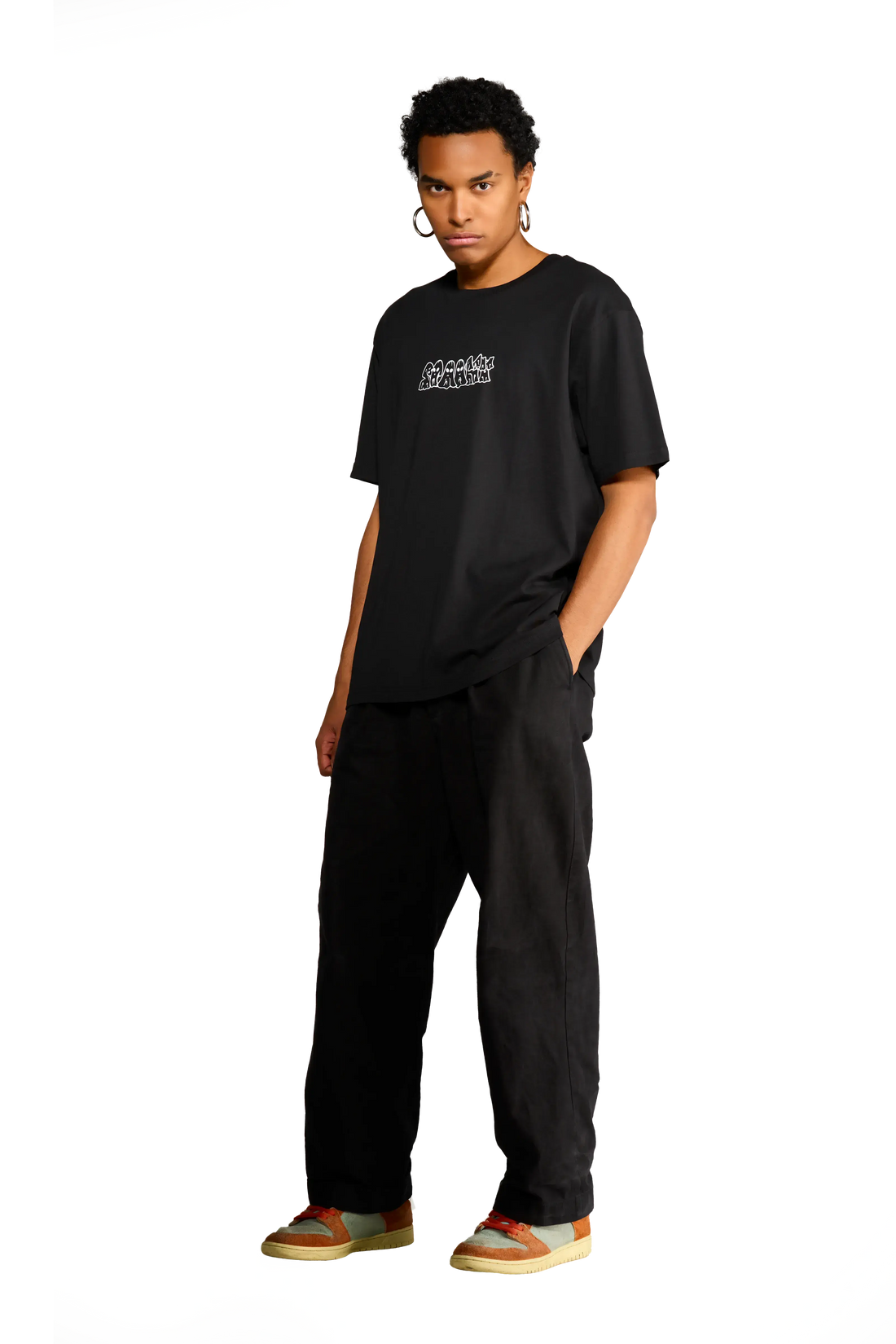 Modello che indossa la t-shirt “Goosebumps” con logo Spooky sul davanti
