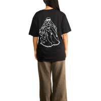 Modella che indossa la t-shirt “Goosebumps” con logo Spooky sul davanti vista dal retro
