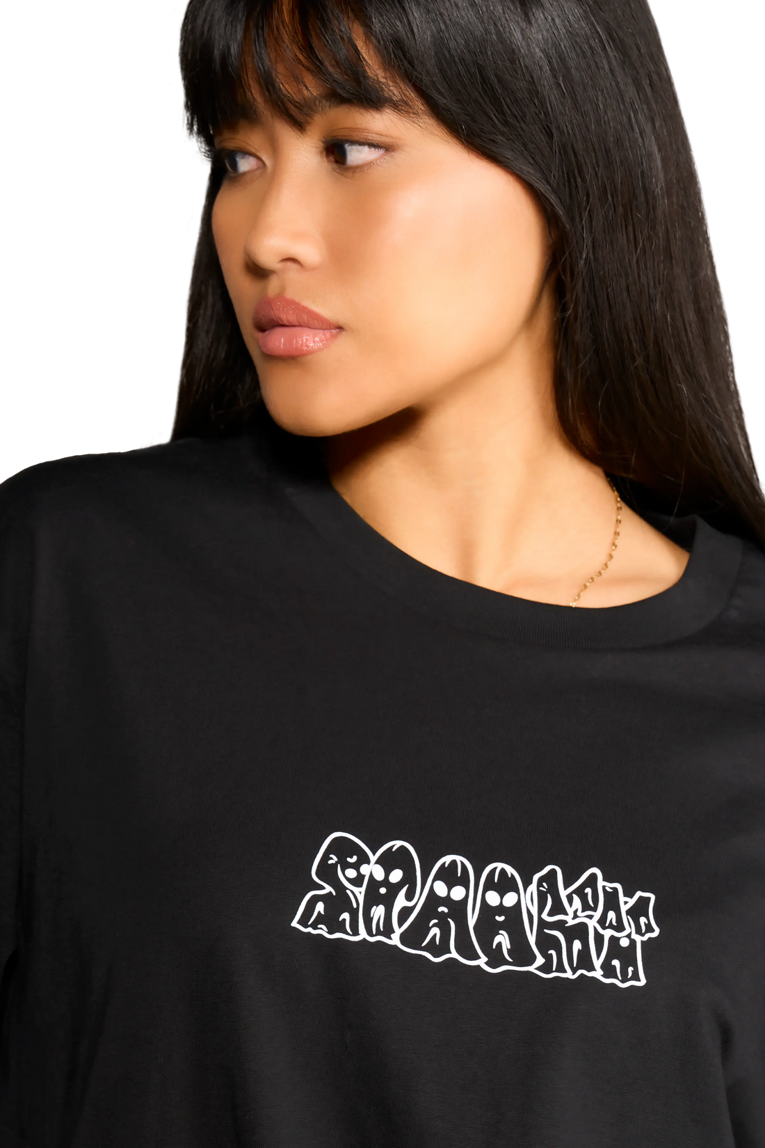 dettaglio della Modella che indossa la t-shirt “Goosebumps” con logo Spooky sul davanti
