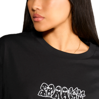 dettaglio della Modella che indossa la t-shirt “Goosebumps” con logo Spooky sul davanti
