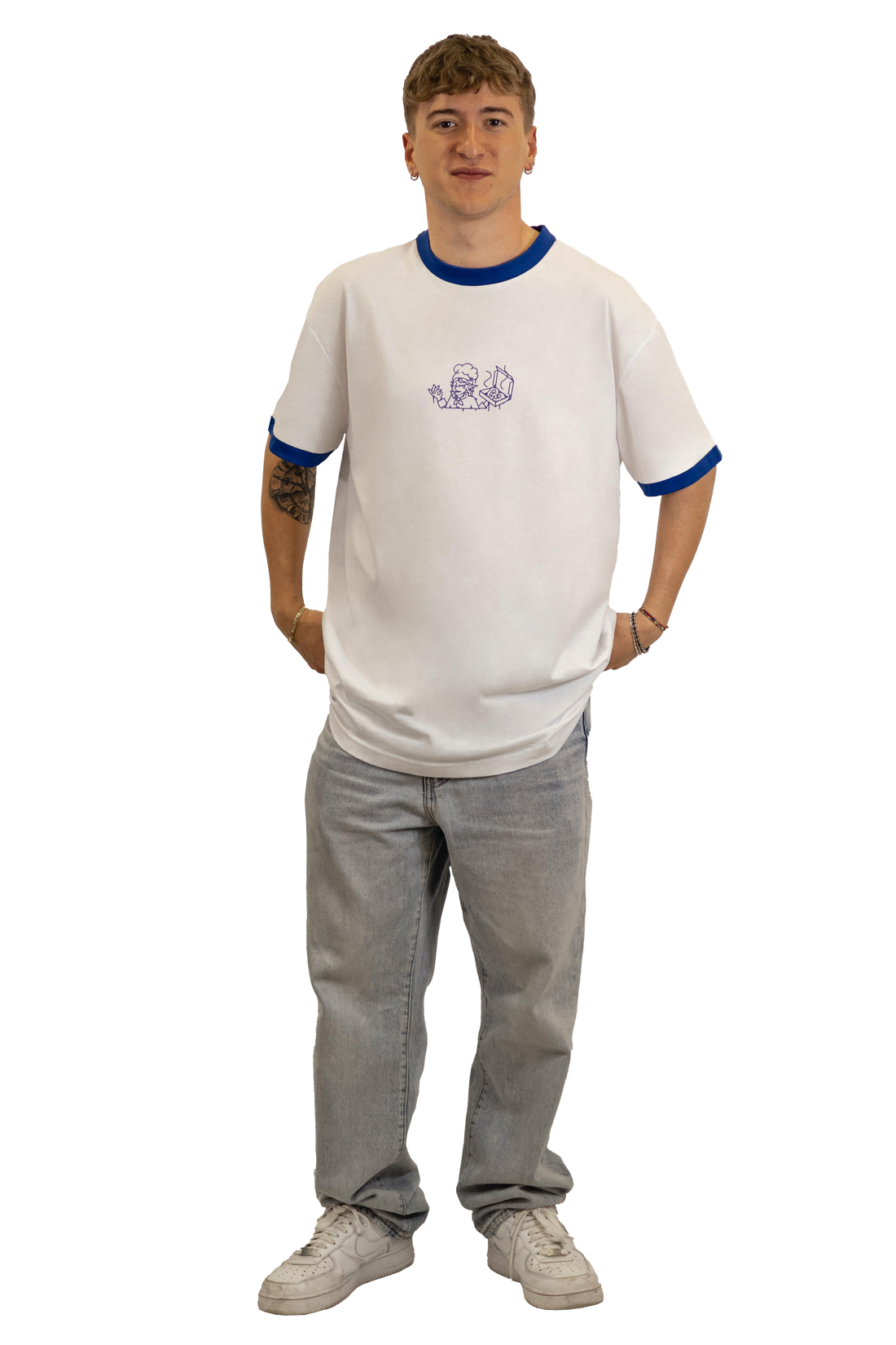 Modello indossa T-shirt bianca unisex con stampa blu di diavoletta pizzaiola
