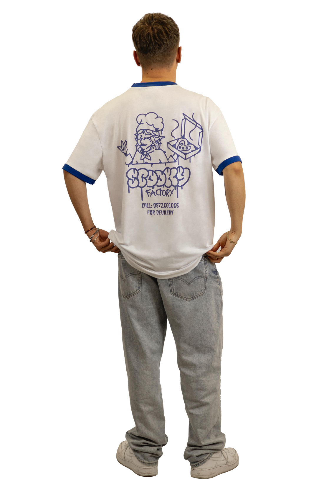 Modello indossa T-shirt bianca unisex con stampa blu di diavoletta pizzaiola vista dal retro.