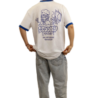 Modello indossa T-shirt bianca unisex con stampa blu di diavoletta pizzaiola vista dal retro.