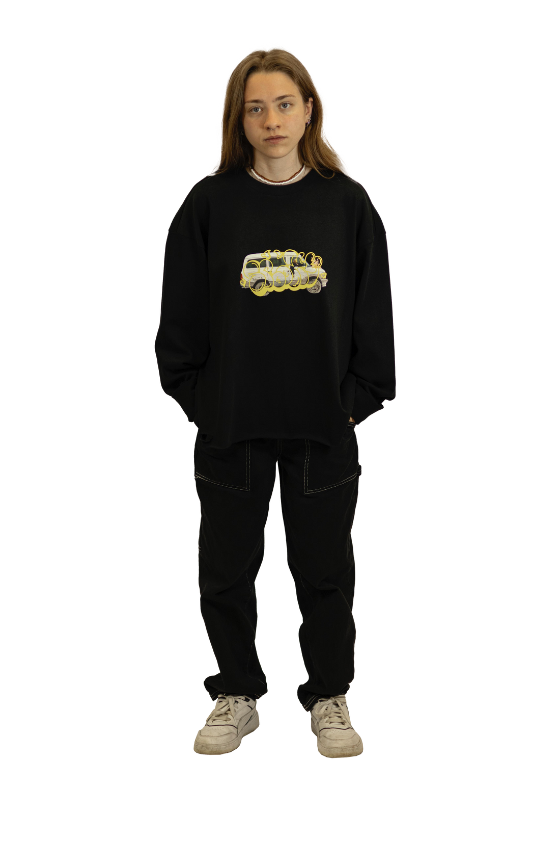 Long sleeve nera unisex Spooky Factory con stampa camioncino in fiamme e graffito Spooky, indossata dalla modella vista di fronte.