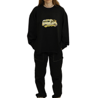 Long sleeve nera unisex Spooky Factory con stampa camioncino in fiamme e graffito Spooky, indossata dalla modella vista di fronte.
