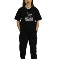 T-shirt nera unisex con stampa LED-style di pin-up su sfondo scuro vista di fronte.