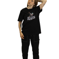 T-shirt nera unisex con stampa LED-style di pin-up su sfondo scuro.