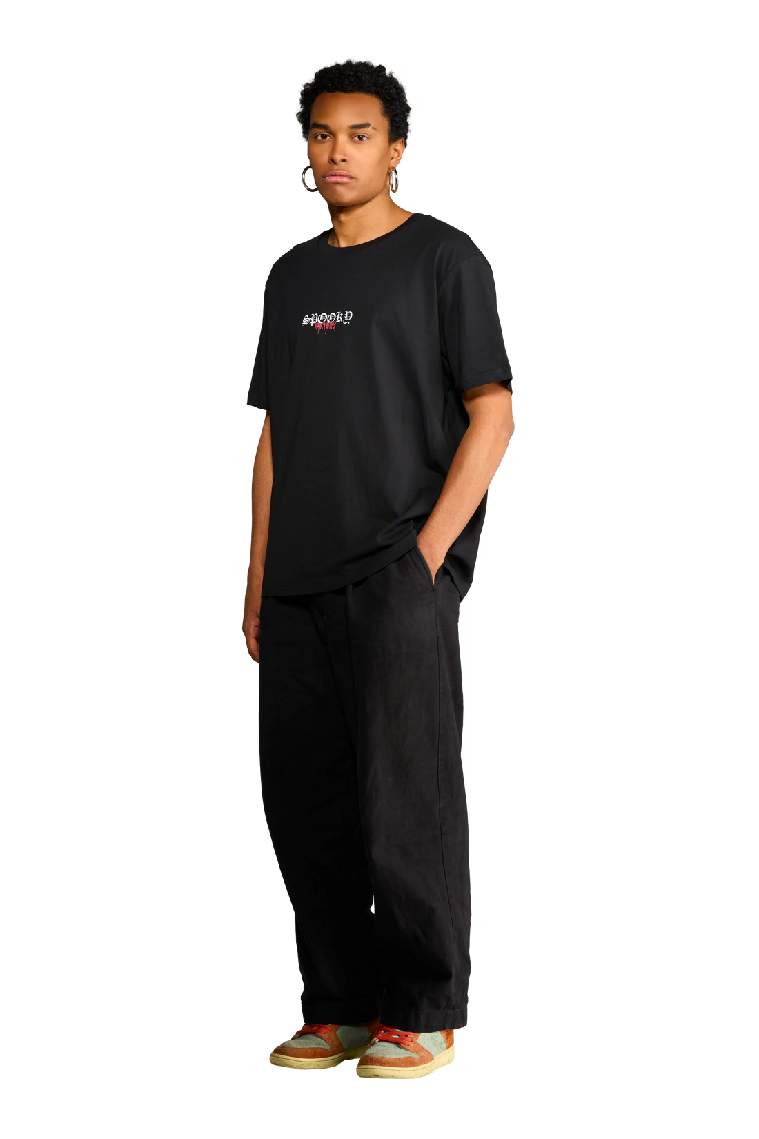 T-shirt nera con stampa sul retro di satiri che ballano indossata dal modello.