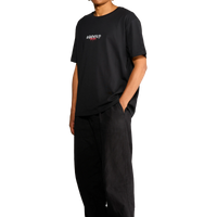 T-shirt nera con stampa sul retro di satiri che ballano indossata dal modello.