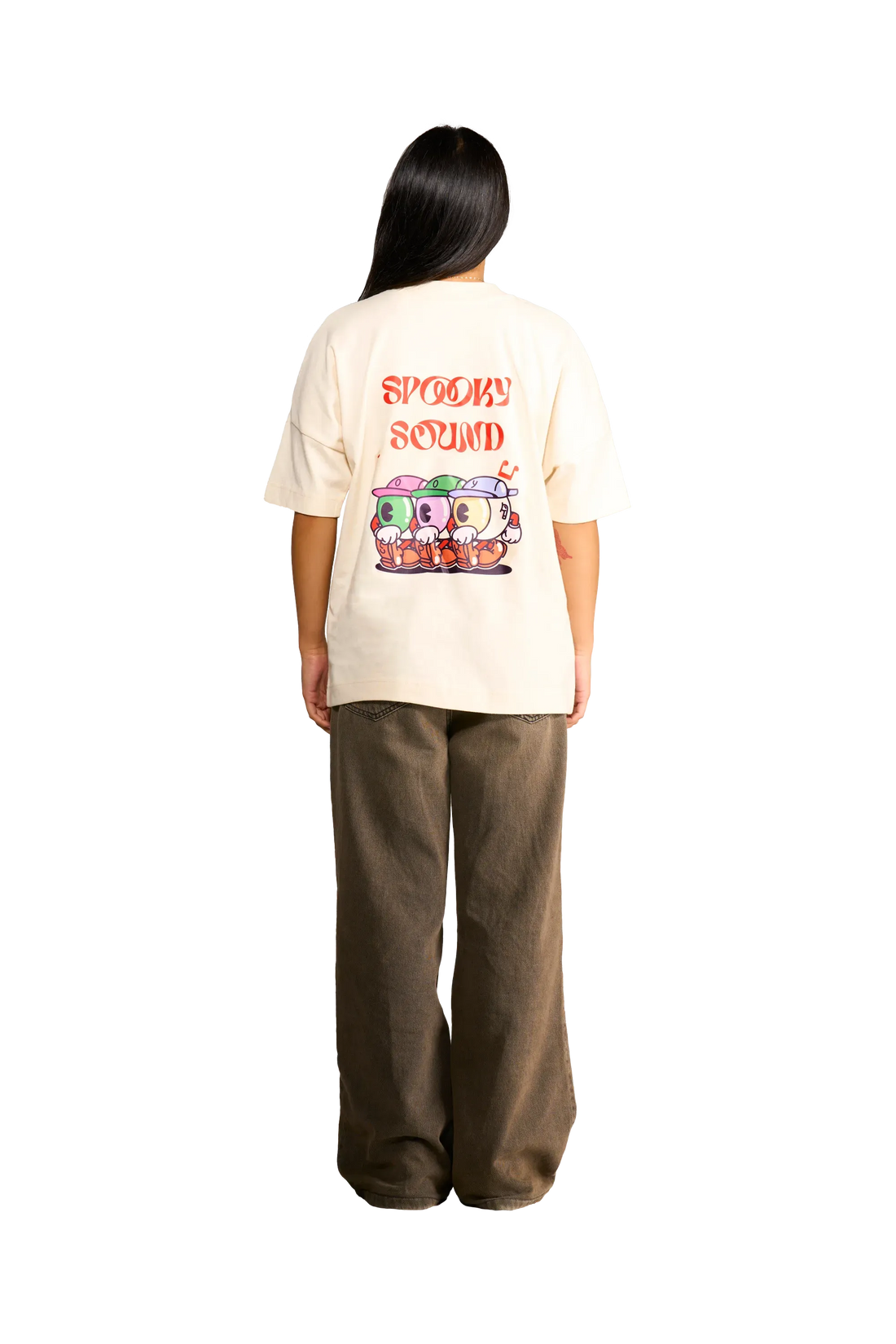 t-shirt sound of spooky indossata dalla modella vista dal retro