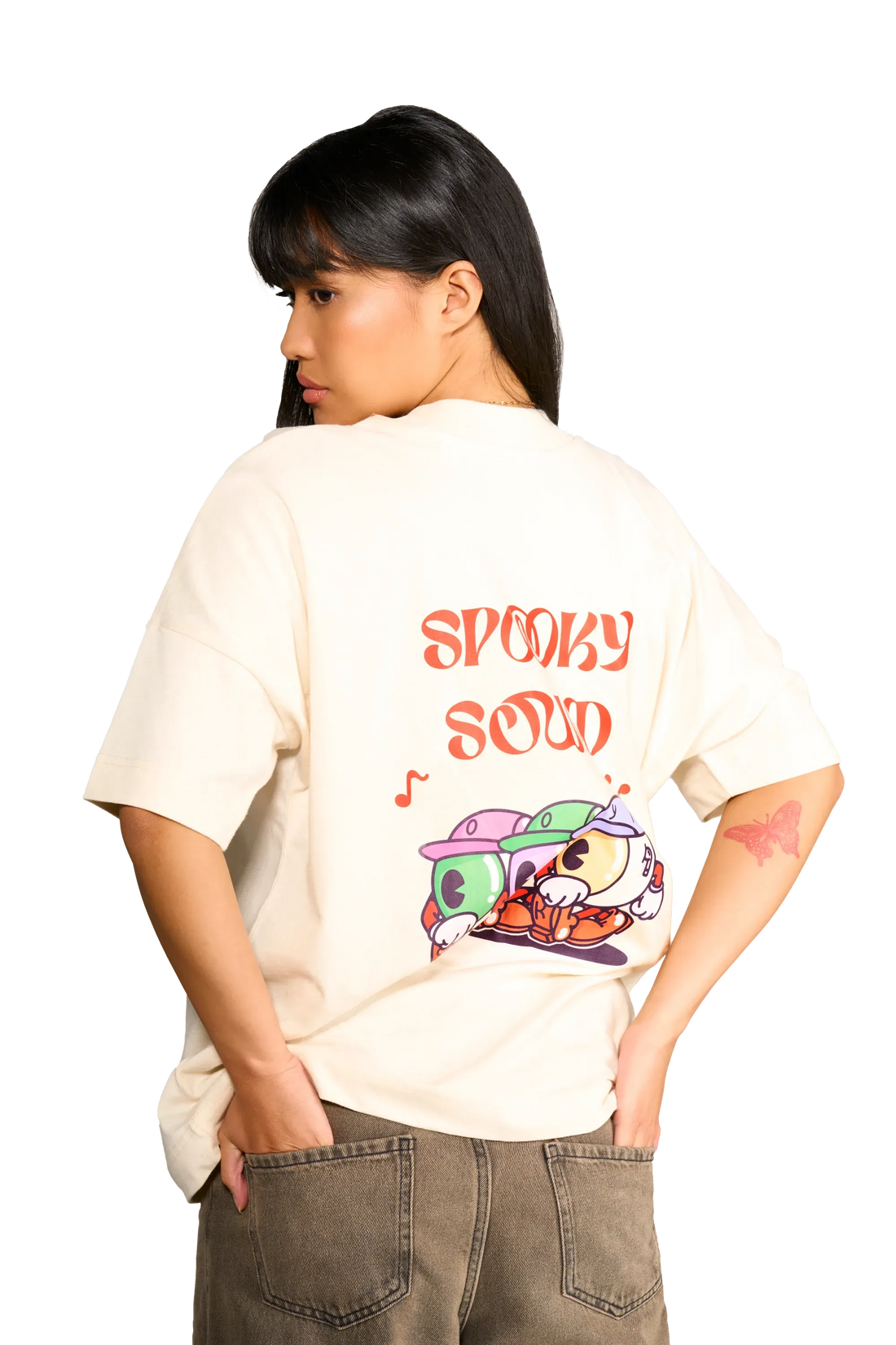 dettaglio della t-shirt sound of spooky indossata dalla modella