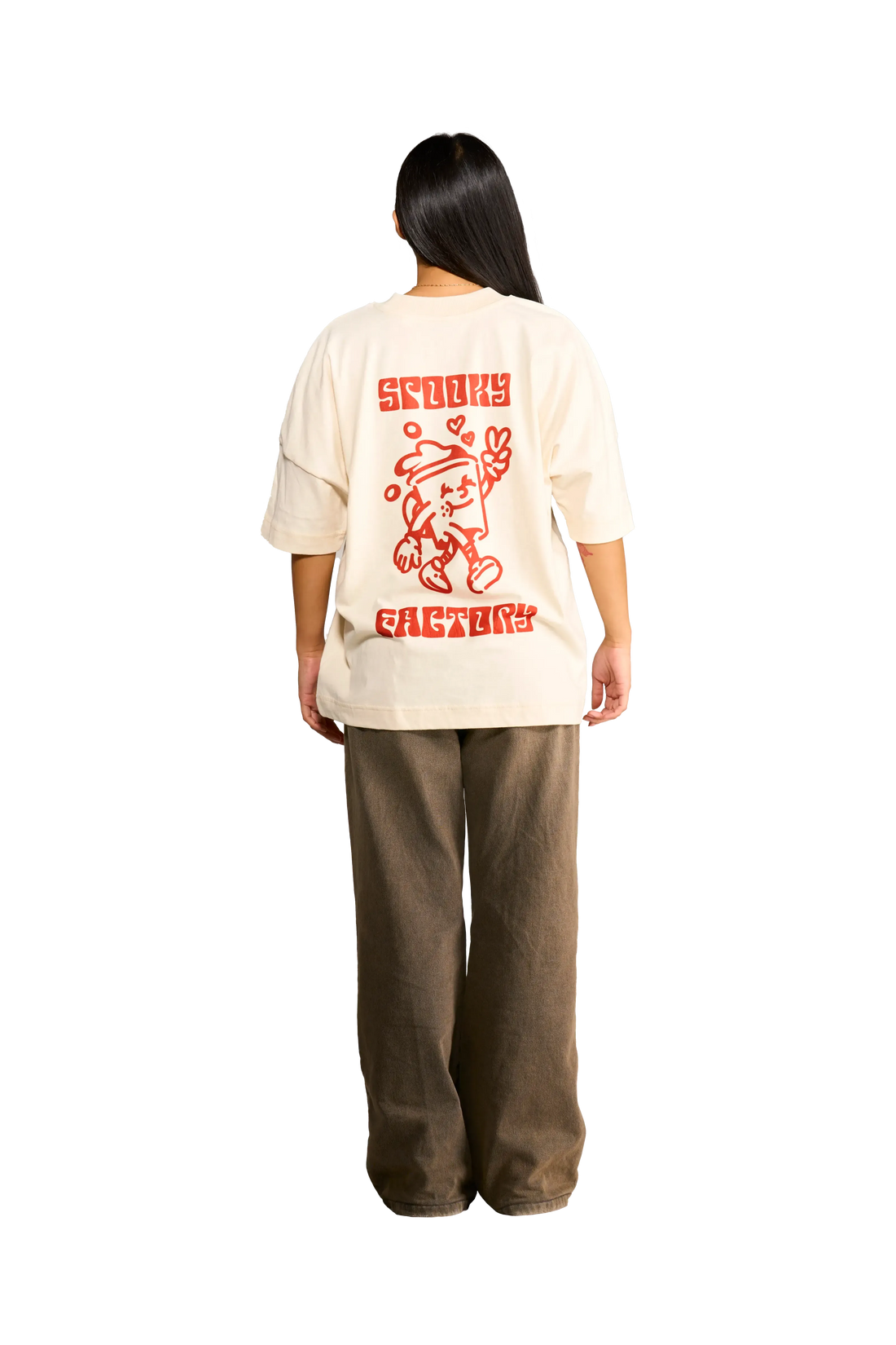 T-shirt panna unisex con stampa tazza di caffè che cammina, Spooky Factory indossata dalla modella vista dal retro