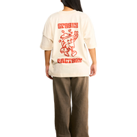 T-shirt panna unisex con stampa tazza di caffè che cammina, Spooky Factory indossata dalla modella vista dal retro