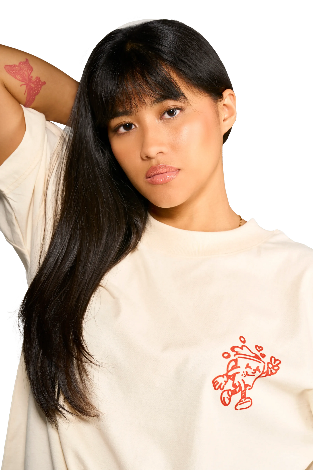 dettaglio della T-shirt panna unisex con stampa tazza di caffè che cammina, Spooky Factory indossata dalla modella.