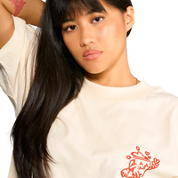 dettaglio della T-shirt panna unisex con stampa tazza di caffè che cammina, Spooky Factory indossata dalla modella.