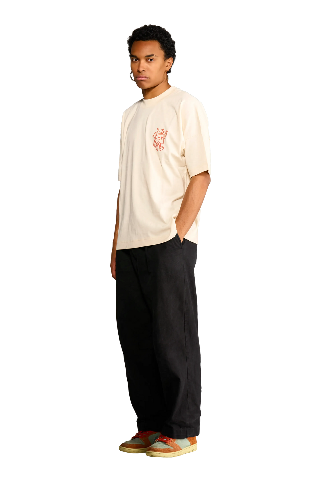 T-shirt panna unisex con stampa tazza di caffè che cammina, Spooky Factory indossata dal modello