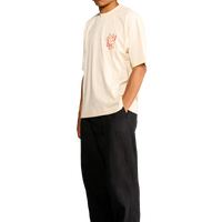 T-shirt panna unisex con stampa tazza di caffè che cammina, Spooky Factory indossata dal modello