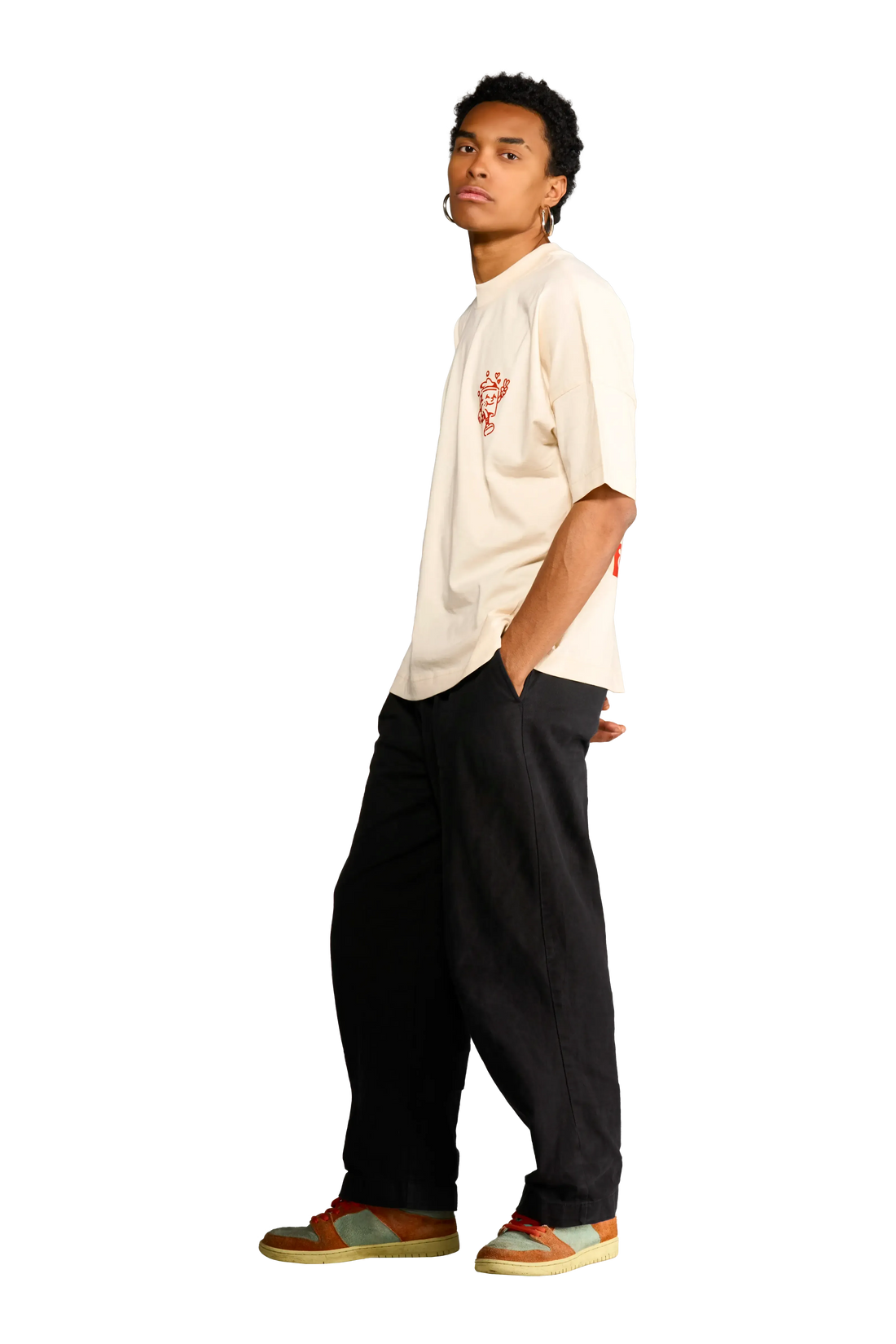 T-shirt panna unisex con stampa tazza di caffè che cammina, Spooky Factory indossata dal modello vista di lato.