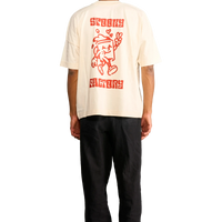 T-shirt panna unisex con stampa tazza di caffè che cammina, Spooky Factory indossata dal modello vista dal retro