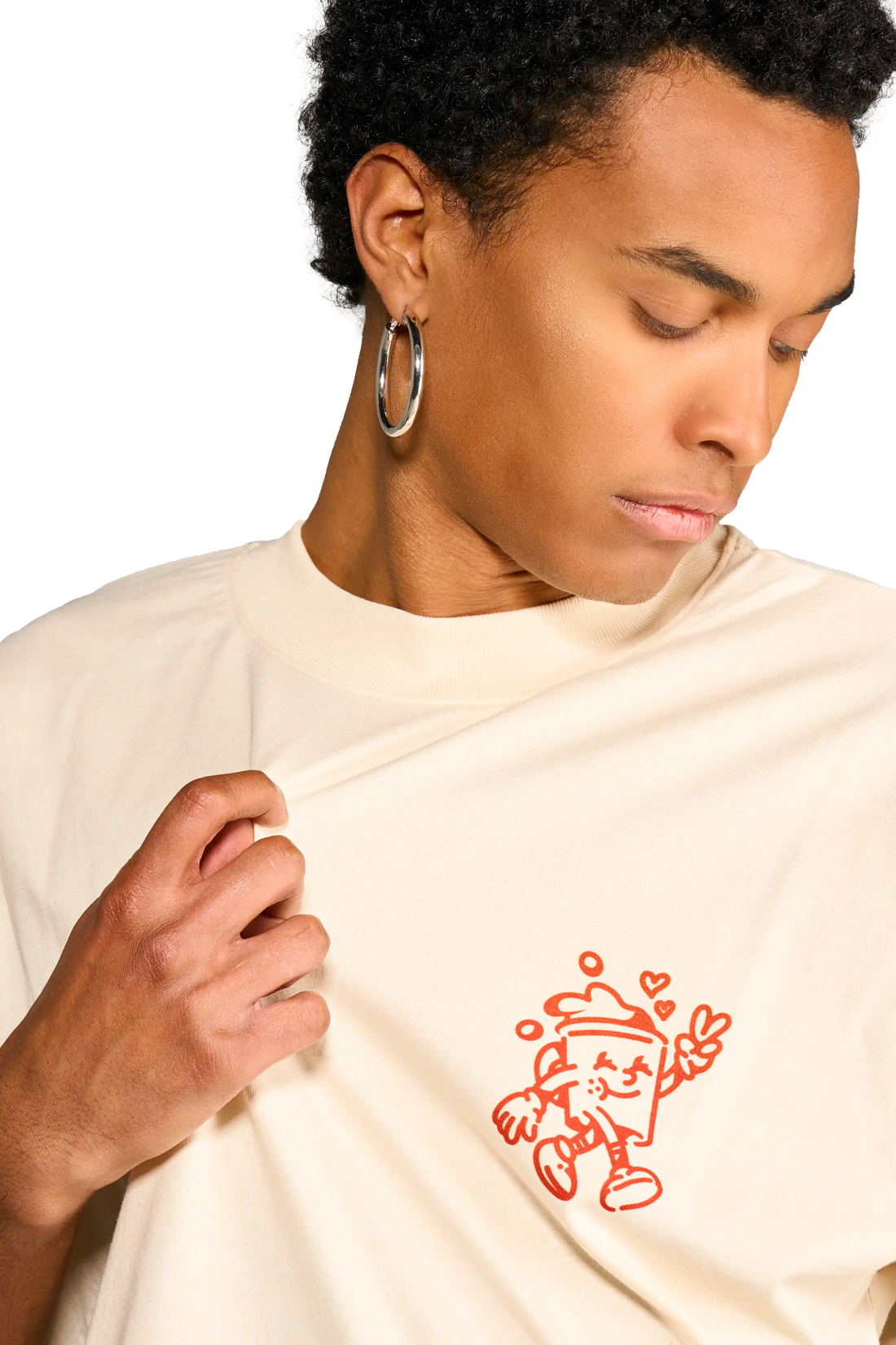 dettaglio della T-shirt panna unisex con stampa tazza di caffè che cammina, Spooky Factory indossata dal modello.