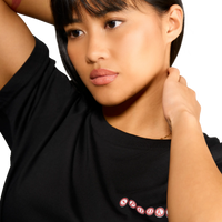 dettaglio della T-shirt nera Spooky Factory con grafica tombola horror sul fronte