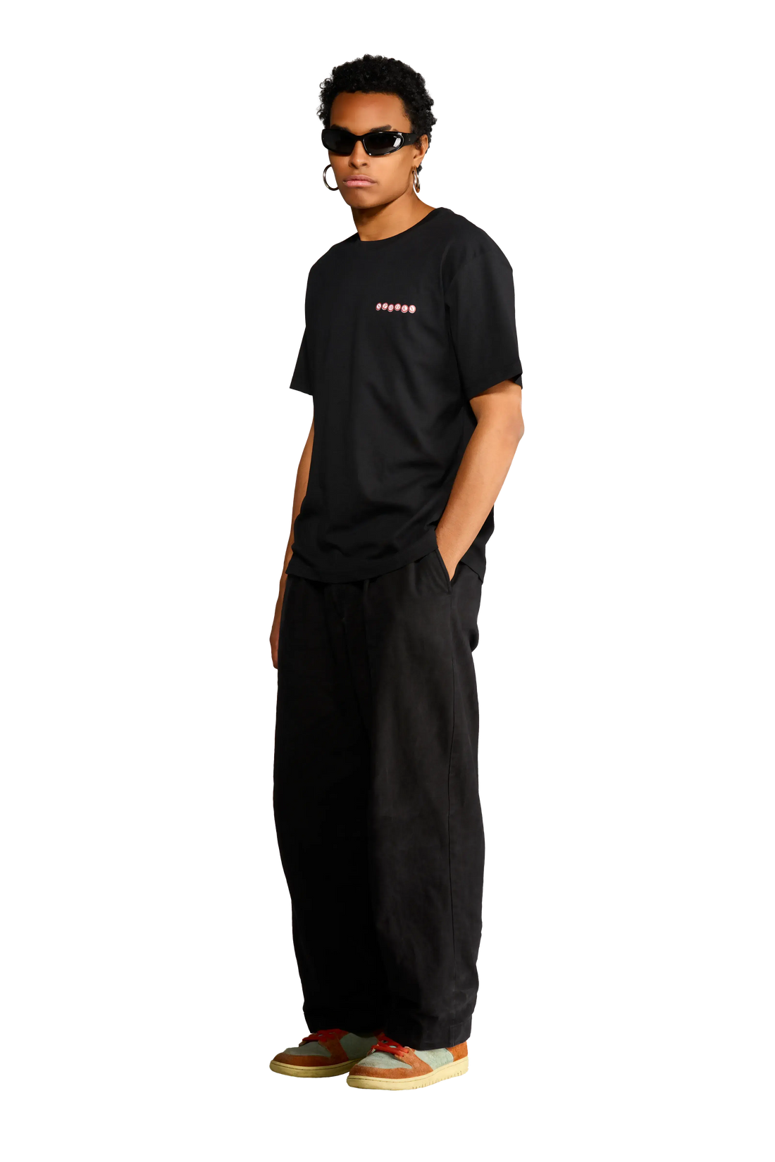 T-shirt nera Spooky Factory con grafica tombola horror sul fronte indossata dal modello