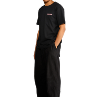 T-shirt nera Spooky Factory con grafica tombola horror sul fronte indossata dal modello