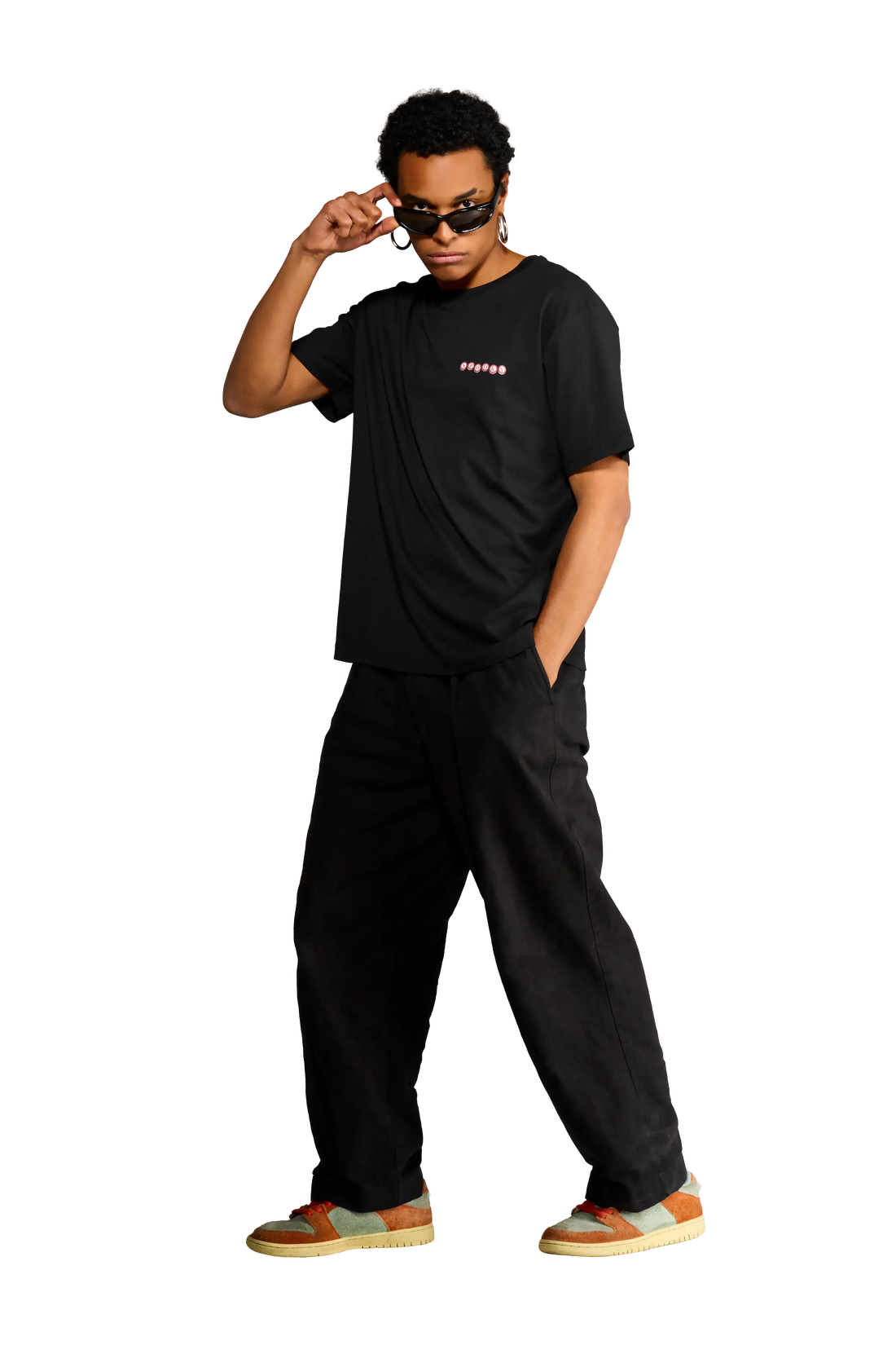 T-shirt nera Spooky Factory con grafica tombola horror sul fronte indossata dal modello vista di fronte