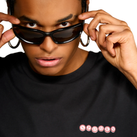 dettaglio della T-shirt nera Spooky Factory con grafica tombola horror sul fronte indossata dal modello