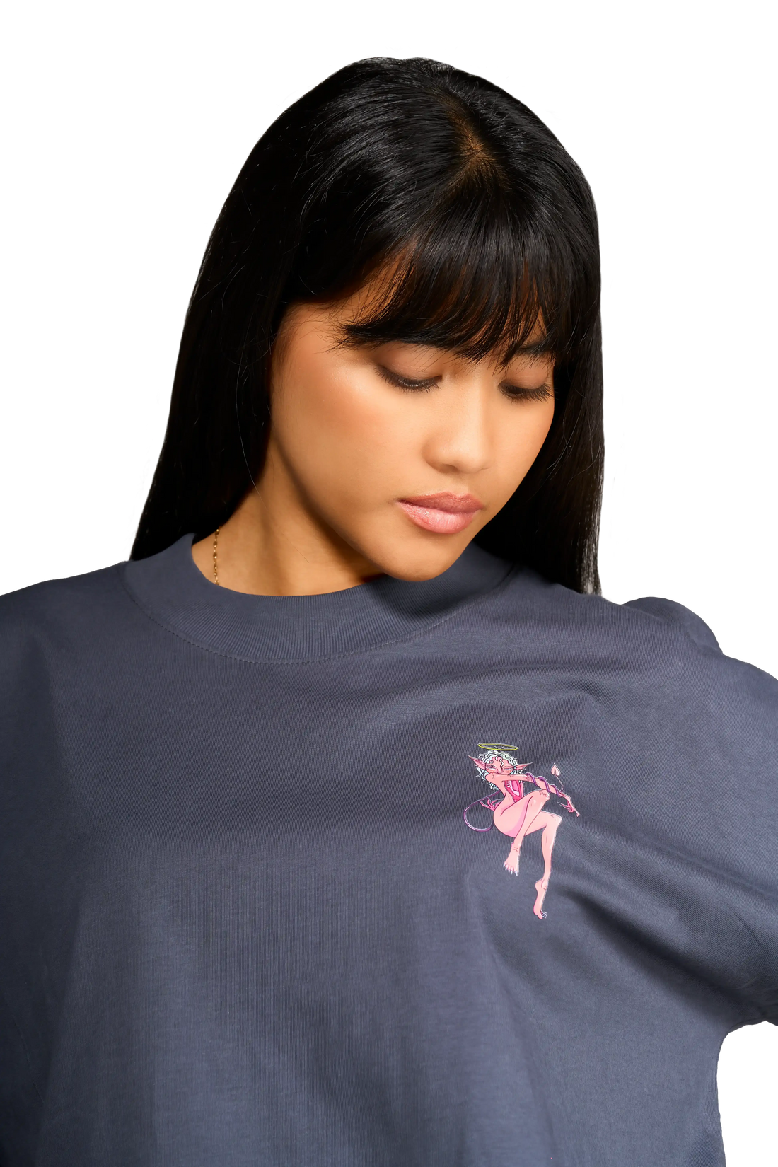 dettaglio della Modella che indossa t-shirt nera con diavoletta sul petto e scritta a forma di cuore sul retro – Spooky Factory