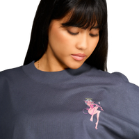 dettaglio della Modella che indossa t-shirt nera con diavoletta sul petto e scritta a forma di cuore sul retro – Spooky Factory