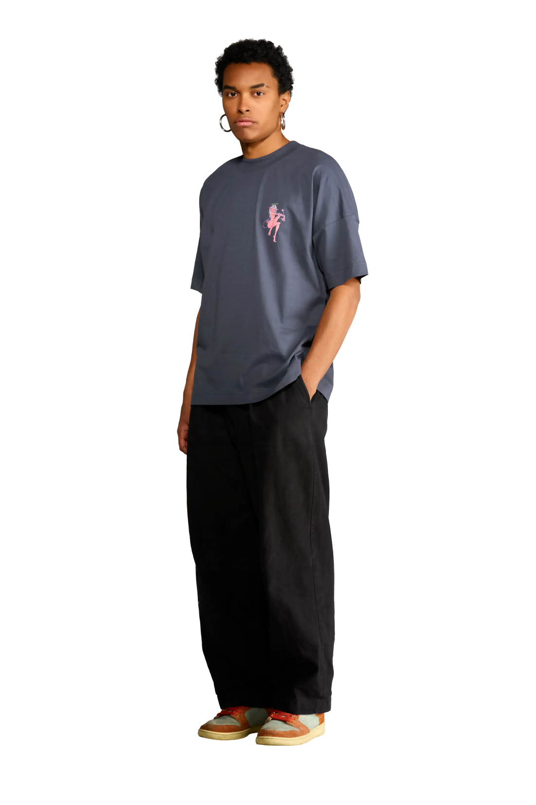 Modello indossa t-shirt nera con diavoletta sul petto e scritta a forma di cuore sul retro – Spooky Factory