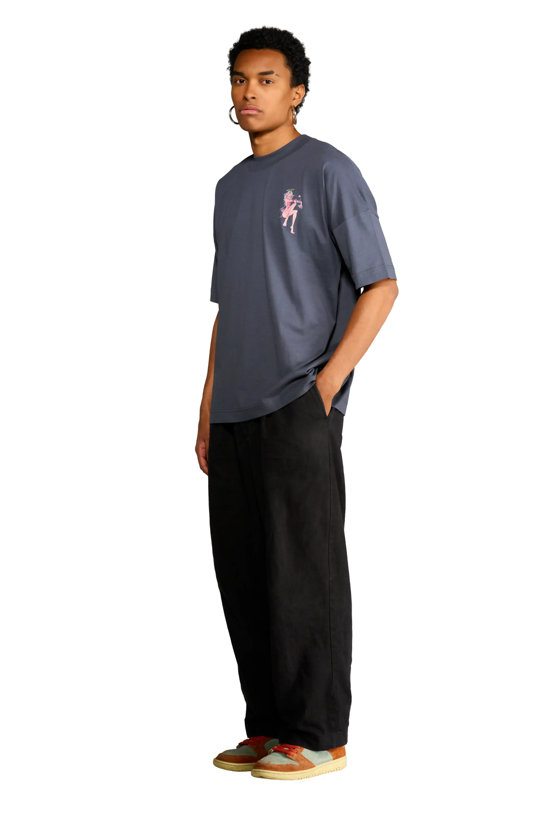 Modello indossa t-shirt nera con diavoletta sul petto e scritta a forma di cuore sul retro – Spooky Factory