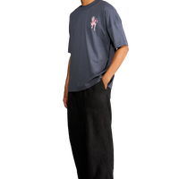 Modello indossa t-shirt nera con diavoletta sul petto e scritta a forma di cuore sul retro – Spooky Factory