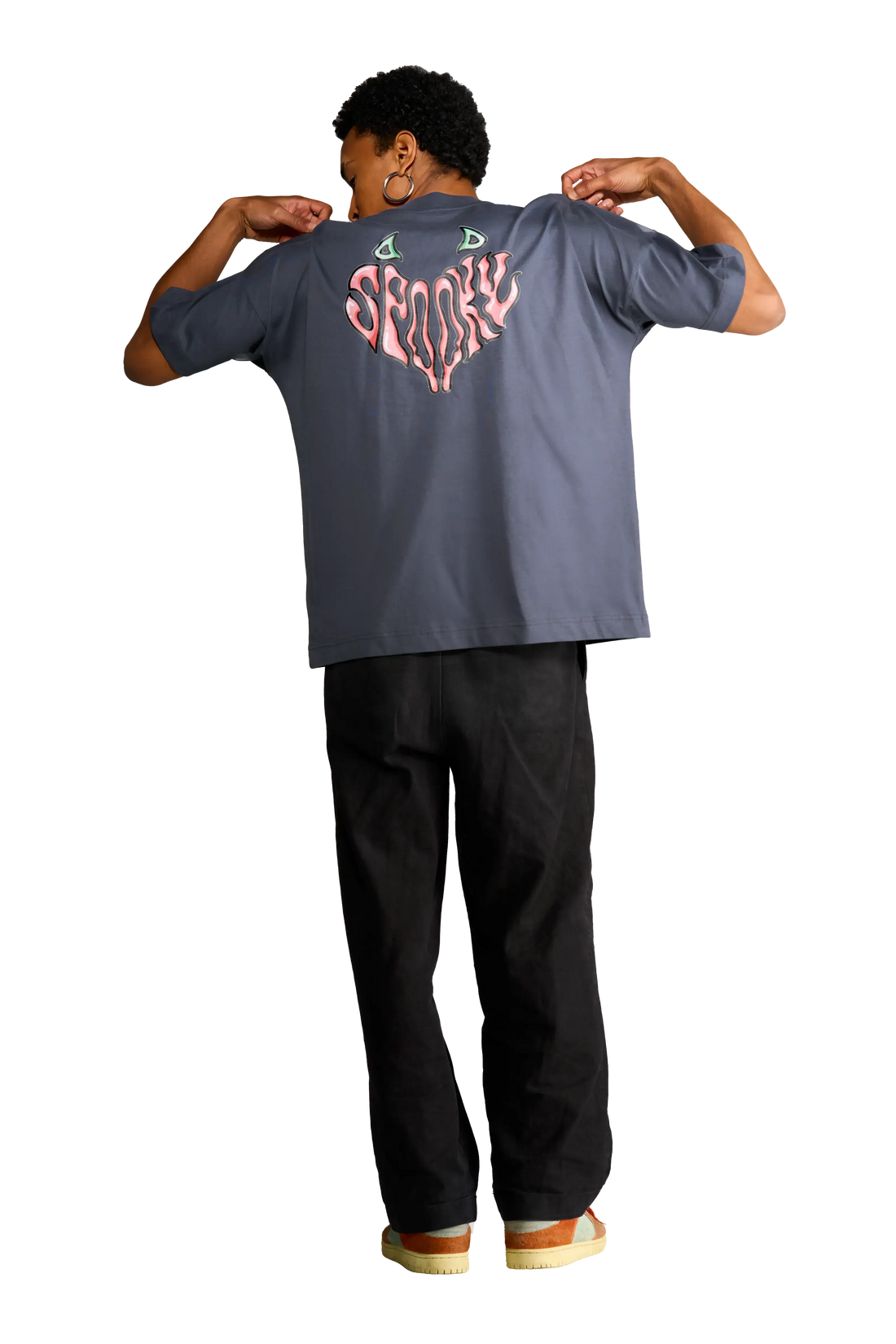 Modello indossa t-shirt nera con diavoletta sul petto e scritta a forma di cuore sul retro – Spooky Factory - vista dal retro