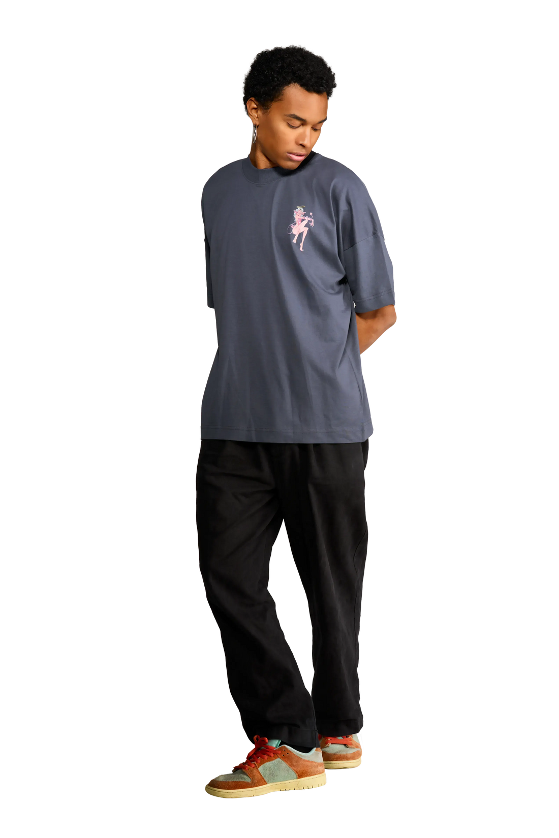 Modello indossa t-shirt nera con diavoletta sul petto e scritta a forma di cuore sul retro – Spooky Factory - visto di lato